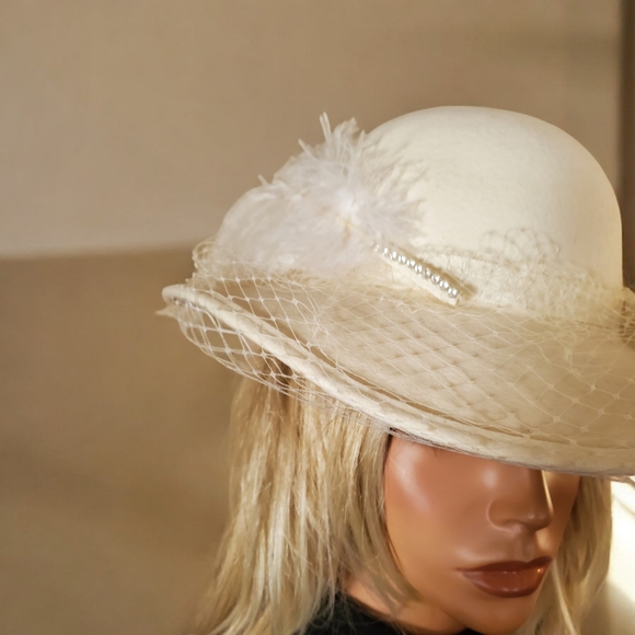 Vintage Miss Bierner Winter White Wool Hat with Veil and Jeweled Feather Plume - Picture 6 of 9